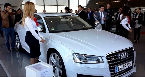 - En vous embarquant à bord de voitures exceptionnelles-l’Audi Motor Show dévoile l'Audi S5-l'Audi S8 et l'Audi R8-e