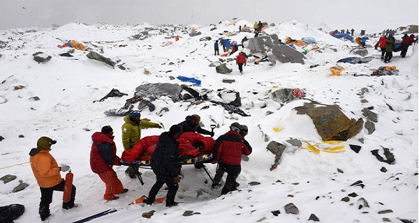 Népal- à la pauvreté-s'ajoute une catastrophe humanitaire due à un terrible séisme-3200 morts- 6500 blessés -22