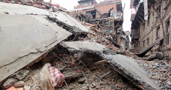 Népal- à la pauvreté-s'ajoute une catastrophe humanitaire due à un terrible séisme-3200 morts- 6500 blessés -3