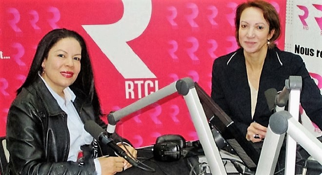 Photo : Khadija Moalla (à gauche) lors d’une récente interview sur les ondes de RTCI avec Nourhène Ben Mansour (à droite)