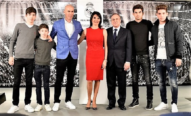 Real Madrid's new French coach Zinedine Zidane (3rdL) poses with his wife Veronique (C) and their sons and Real Madrid's president Florentino Perez (3rdR) after a statement at the Santiago Bernabeu stadium in Madrid on January 4, 2016. Rafael Benitez's unhappy reign in charge of Real Madrid came to an end after just seven months and 25 games when he was sacked and replaced by club legend Zinedine Zidane today. AFP PHOTO/ GERARD JULIEN / AFP / GERARD JULIEN