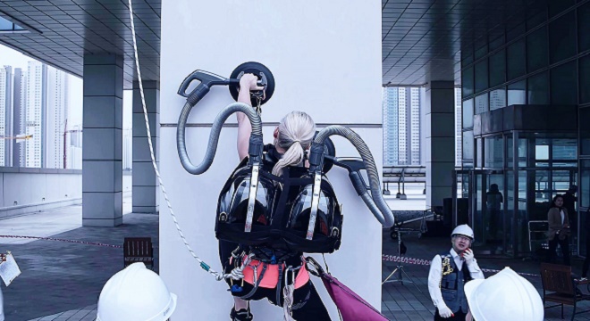 - 2-Aspirateurs-LG-Cordzero-ou-la-puissance-d’un-Baudrier-pour-escalader-la-façade-d’un-building-2