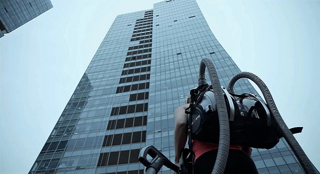 - 2-Aspirateurs-LG-Cordzero-ou-la-puissance-d’un-Baudrier-pour-escalader-la-façade-d’un-building-3