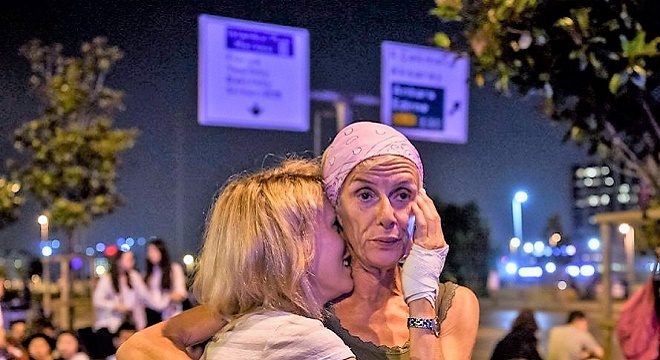 - policier-turc-oriente-passagers-apres-attentat-survenu-aeroport-istanbul-28-juin-2016-2