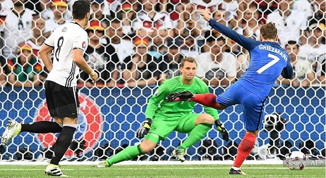 - Euro-2016-La-France-en-finale-après-sa-victoire-sur-l'Allemagne-2-0-le-public-exulte-2