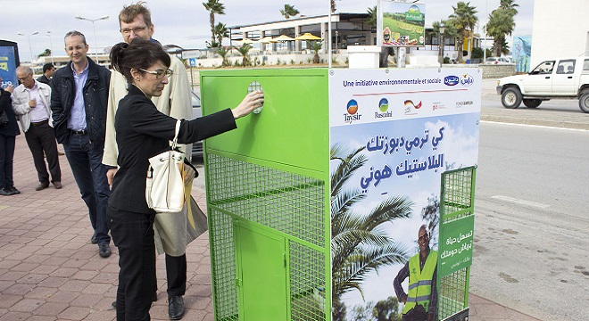 delice-danone-et-taysir-installent-la-1ere-benne-de-tri-selectif-pour-recyclage-de-bouteilles-plastiques