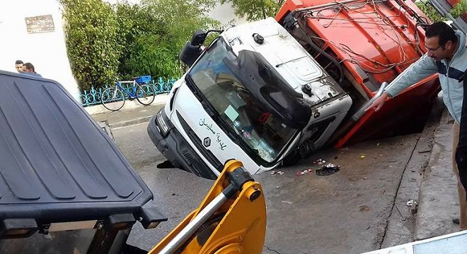 Suite aux intempéries et à la fragilité du bitume, un camion et un engin de chantier engloutis par la chaussée !