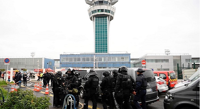 - Alerte-terroriste-à-l'Aéroport-d’Orly-à-Paris-un-homme-abattu-après-avoir-dérobé-l’arme-d’un-militaire