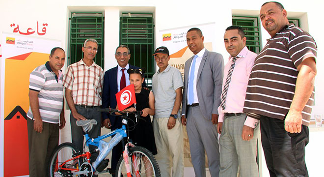 Attijari bank récompense les lauréats de l’école «M’NASRIA» à Gafsa et l’école «TBAGA» à Kasserine