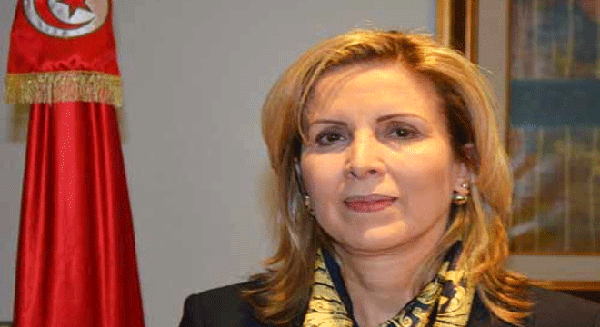 Selma Elloumi Rekik, ministre du Tourisme, au chevet du citoyen algérien, chauffeur du bus victime d’une agression