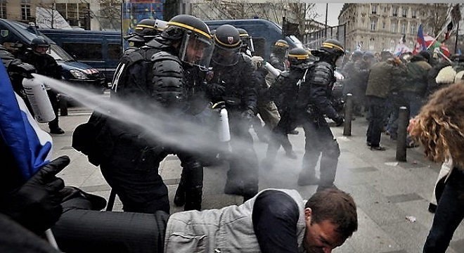 Tunis (Bab Al-jazira) : tenaces, les vendeurs ambulants clandestins ont dù subir une évacuation musclée au gaz lacrymogène
