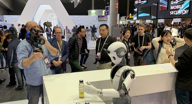 INNFOS dévoile le XR1, son robot intelligent, au MWC 2019