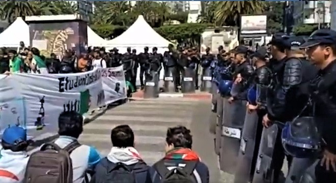 Algérie : les étudiants dans la rue avec un seul mot d’ordre : « le départ de tout le système » visant aussi Gaïd Salah, l’homme fort du pays