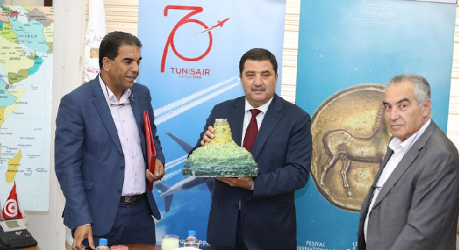 signature-dune-convention-de-partenariat-entre-le-festival-international-de-carthage-et-tunisair02