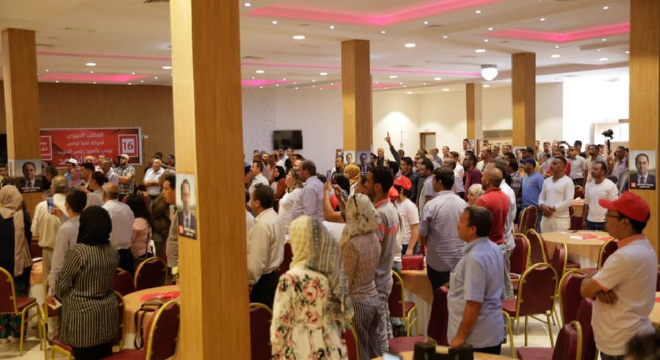 chaos-en-plein-meeting-a-kasserine-chahed-evacue-de-la-salle-sous-haute-protection