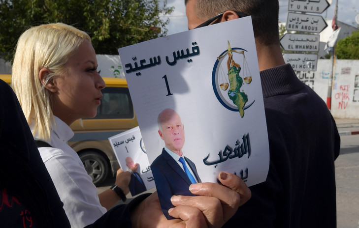 partisans-candidat-presidentielle-tunisienne-Kais-Saied-distribuent-depliants-appelant-voterlui-Fouchana-Tunis-8-octobre-2019_1_729_464