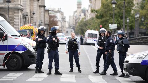 plusieurs-personnes-ont-ete-tuees-jeudi-3-octobre-a-paris-dans-une-attaque-au-couteau-a-la-prefecture-de-police-de-paris-le-perimetre-a-ete-boucle_6218252