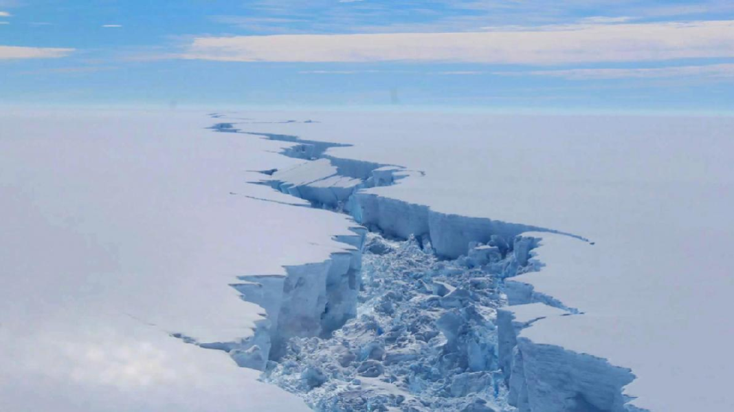 un-iceberg-de-1-600-km²-se-detache-en-antarctique-video