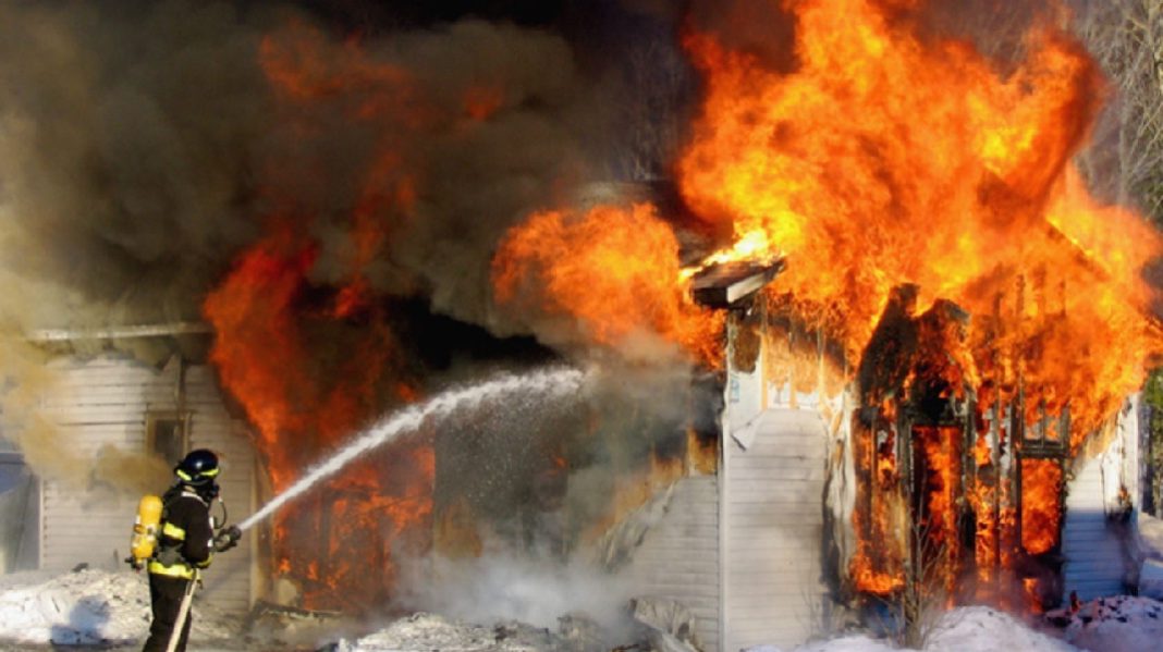 port-de-sfax-une-grue-pour-conteneurs-prend-feu