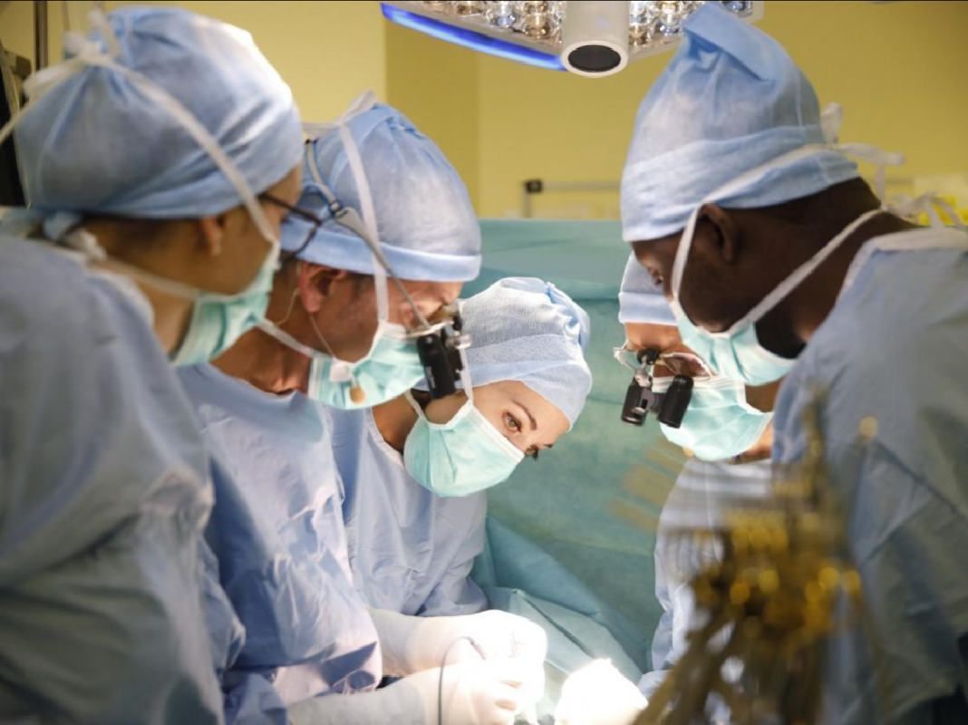 succes-dune-operation-de-separation-de-siamoises-camerounaises-a-lyon02