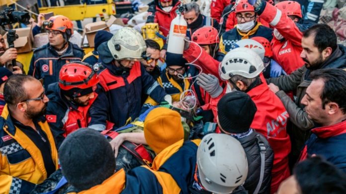 Séisme en Turquie : 31 morts, course contre la montre des secouristes