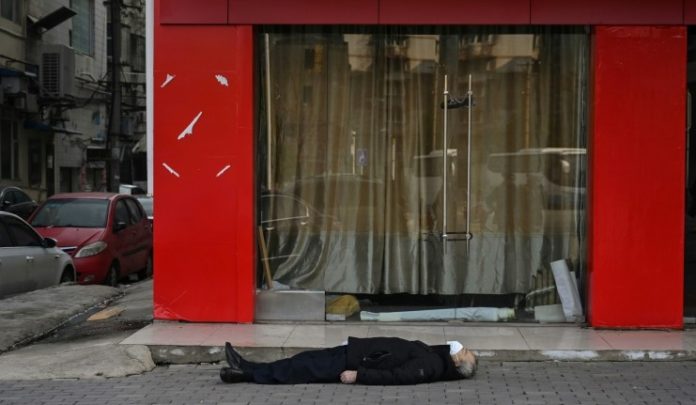 A Wuhan, un homme mort sur un trottoir