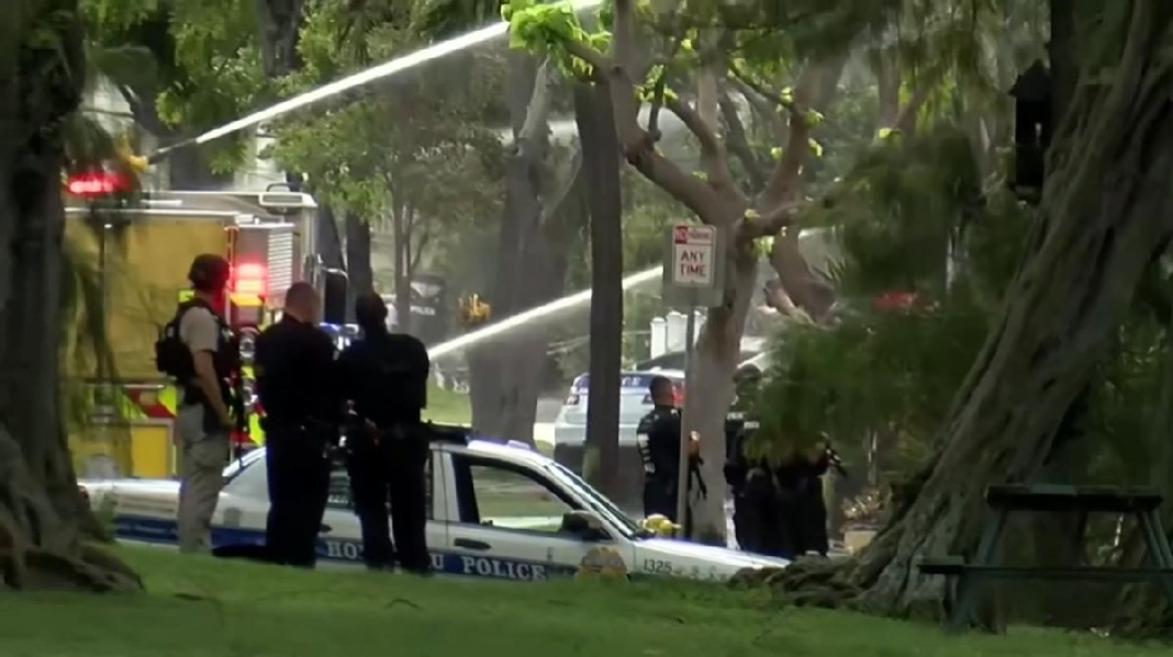 fusillade-a-hawai-deux-policiers-tues-et-un-blesse-des-immeubles-en-feu-images