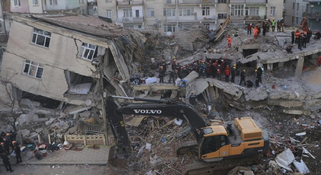 seisme-en-turquie-le-bilan-grimpe-ultimes-fouilles-des-decombres