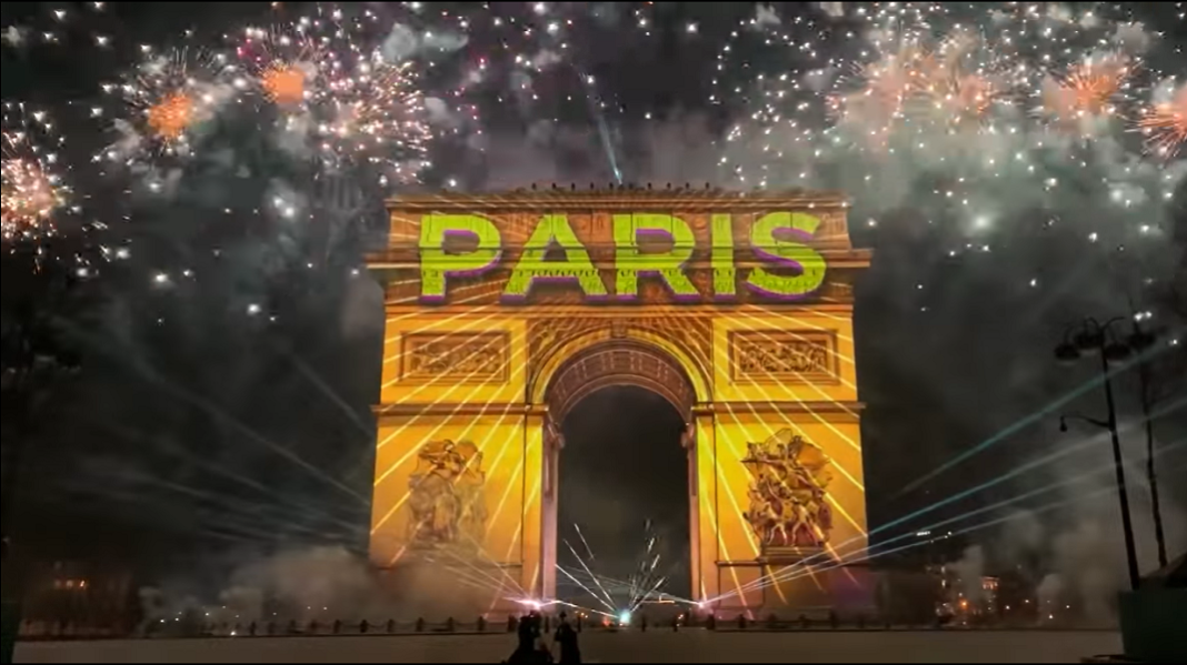 video-les-12-coups-de-minuit-et-le-spectacle-epoustouflant-a-larc-de-triomphe-a-paris2