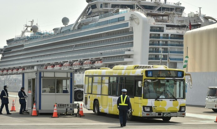 Coronavirus : mort de deux croisiéristes au Japon, recul des nouveaux cas en Chine