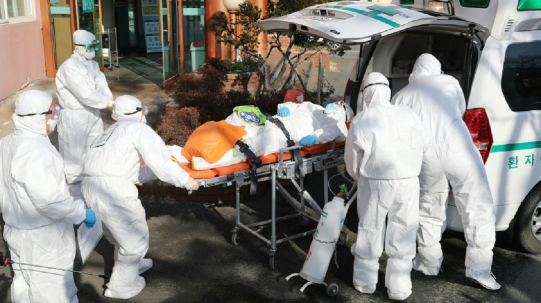 Le personnel médical transfère un patient soupçonné d'être porteur du coronavirus de l'hôpital Daenam à Cheongdo le 21 février 2020