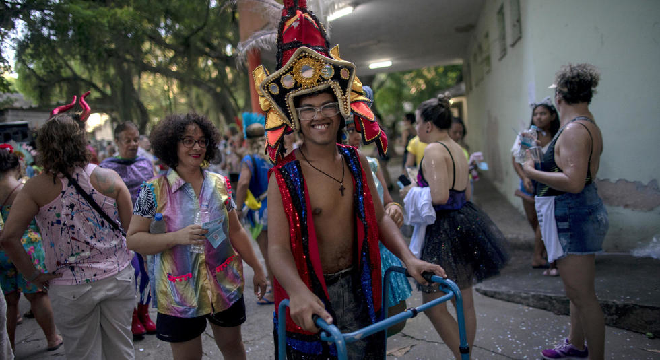 A Rio, le carnaval comme thérapie pour des patients en psychiatrie