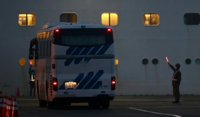 Coronavirus : les Américains évacuent le navire contaminé, le bilan grimpe