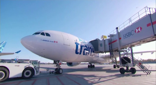 Expulsés d’un avion d’Air Transat car leur enfant toussait