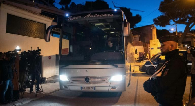 Le soulagement et la liberté pour les 181 premiers rapatriés de Wuhan