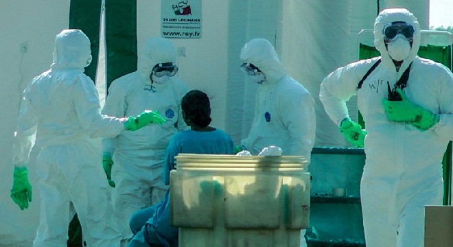 Coronavirus: plus de 250 morts, la Chine de plus en plus isolée