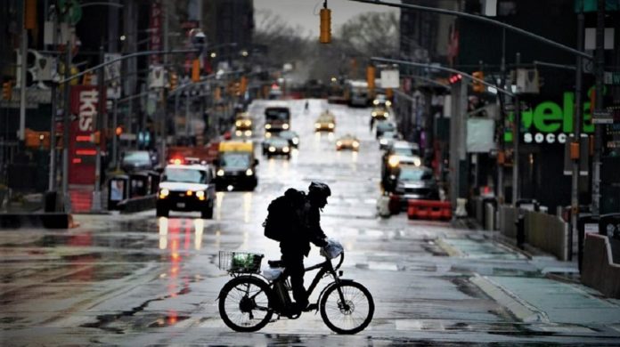 Le confinement est de rigueur à New York, épicentre de l’épidémie de coronavirus des États-Unis qui ont 81 000 personnes infectées