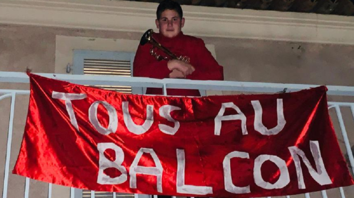 Solidarité face au Coronavirus : le travail des soignants applaudi à Paris