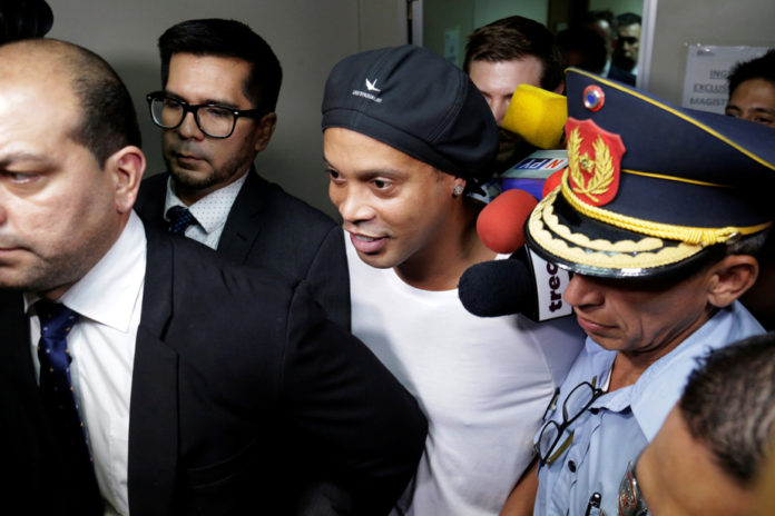 Ronaldinho arrêté pour usage de faux passeport