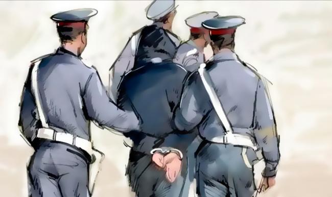 Muni d’une fausse carte d’identité de militaire, un criminel dangereux aborde et attaque un agent de police avec un rasoir