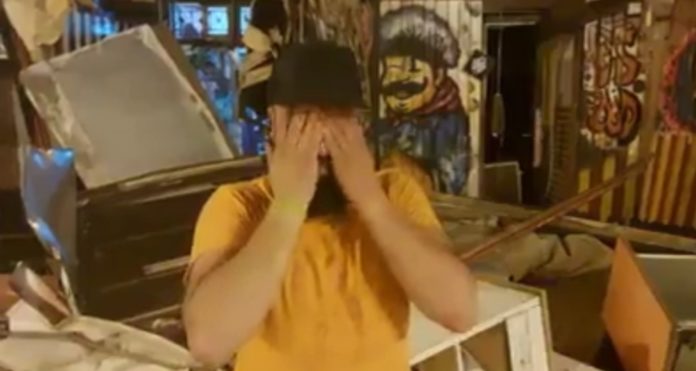 EN VIDÉO : en larmes , un vendeur de « Mlawi » lance un appel de détresse