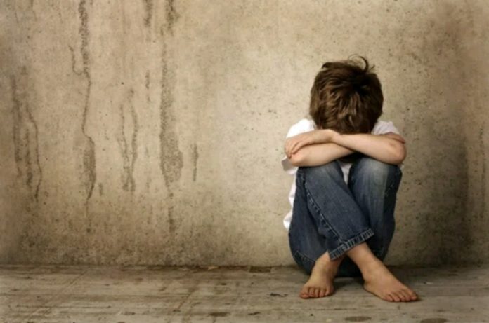 GRAVE : Un enfant tué par une bonimenteuse en présence de sa mère qui est une « enseignante du secondaire »