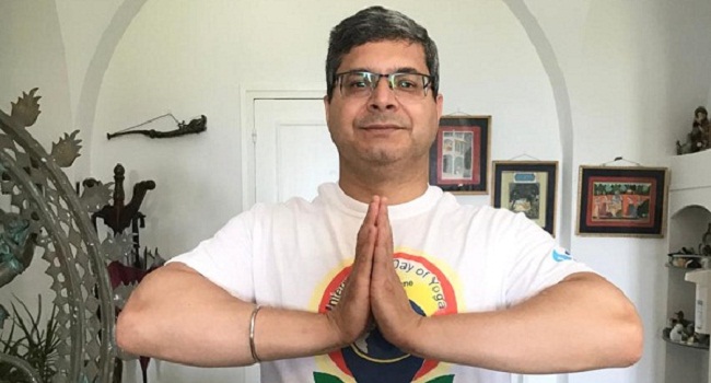 yoga-le-cadeau-de-linde-a-lhumanite-par-lambassadeur-de-linde-a-tunis