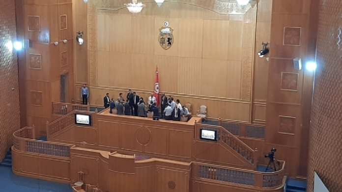 Sous le slogan » Pas de Terrorisme à l’Assemblée », l’Anarchie reprend sa place à l’ARP ! Al Karama et Abir Moussi en bonne place… (Vidéos)
