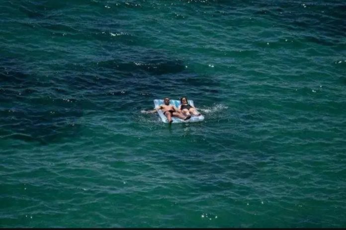 Ils S’endorment sur leur matelas gonflable et se réveillent à 1 kilomètre de la côte