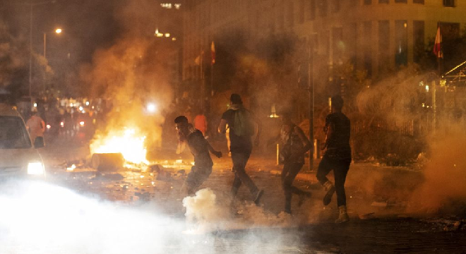 la-police-tire-du-gaz-lacrymogene-contre-des-manifestants-antigouvernementaux-a-beyrouth