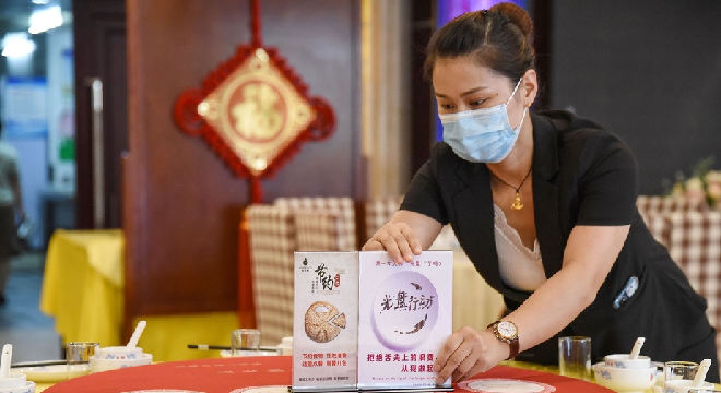 un-restaurant-chinois-sexcuse-davoir-pese-ses-clients2