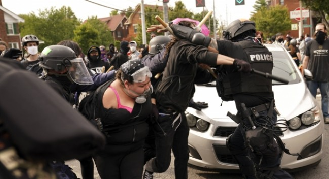 USA : Deux policiers blessés par balles lors de manifestations à Louisville