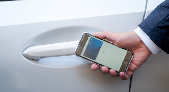 zoom-sur-la-cle-numerique-permettant-de-deverrouiller-une-voiture-avec-un-smartphone