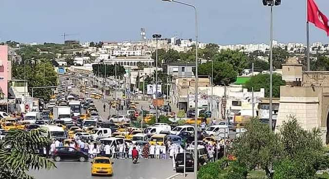en-colere-les-blouses-blanches-bloquent-la-circulation-a-bab-saadoun-pour-denoncer-les-violences-subies